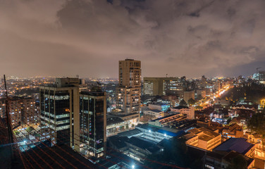 Fototapeta na wymiar Una vista de la ciudad en la noche