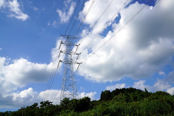 高圧送電線の鉄塔、九州熊本県の山中に立つ高圧送電線の鉄塔