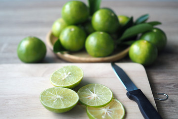 The sliced lemon is put on a cutting board.