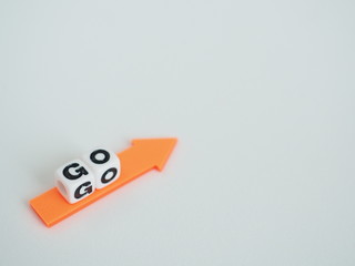 白い背景に矢印とGOの単語
