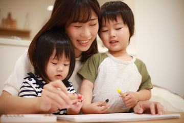 お絵かきする親子