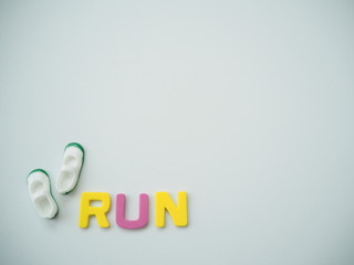 白の背景にrunの単語と靴