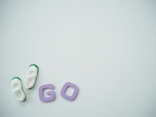 白の背景にGOの単語と靴