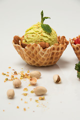 Helado de Pistacho en canastilla de galleta cucurucho fondo blanco