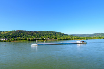 Transport von Gütern per Schiff auf dem Rhein 