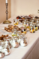 Dessert-Buffet auf einer Hochzeitsfeier