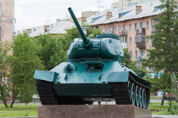 Fototapeta na wymiar tank standing on a pedestal in memory of the second world war
