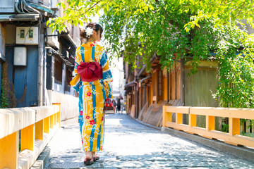 京都と浴衣の女性　イメージ