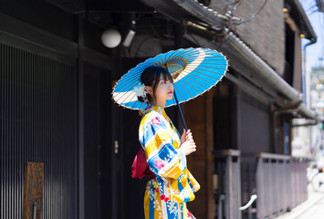 京都　祇園　浴衣の女性　