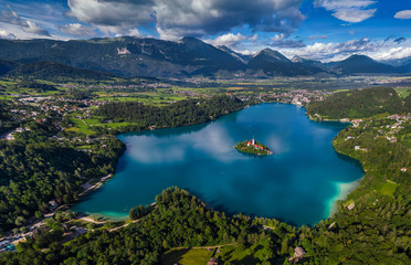 Obraz premium Bled, Slovenia - Aerial panoramic skyline view of Lake Bled (Blejsko Jezero) from high above with the Pilgrimage Church of the Assumption of Maria, Bled Castle and Julian Alps at background at summer