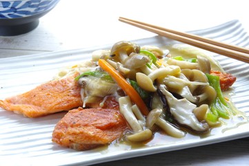 鮭のソテー　キノコ餡かけ　和食　魚料理