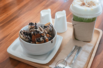 Banana chocolate chip bread slices with milk and ice honey tea