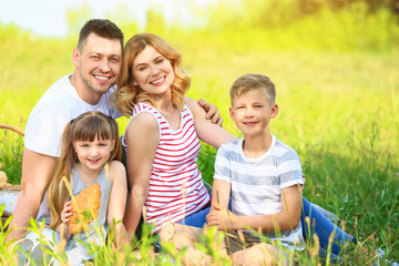 Fototapeta premium Szczęśliwa rodzina na letni piknik w parku
