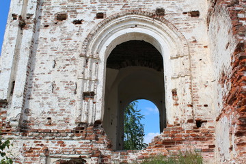 Fototapeta na wymiar walls and Windows in the ruins of an ancient Church in Russia