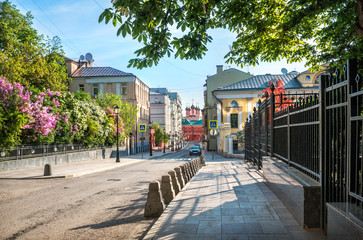 Петровский переулок и сирень Petrovsky Lane in Moscow with blooming lilac