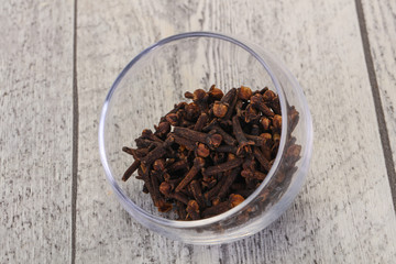 Dry clove seeds