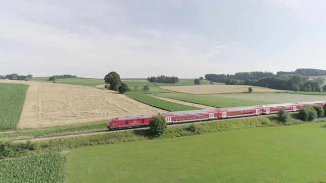 Regionalbahn Zug fährt durch Bild vor Landschaft