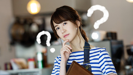 考える女性店員