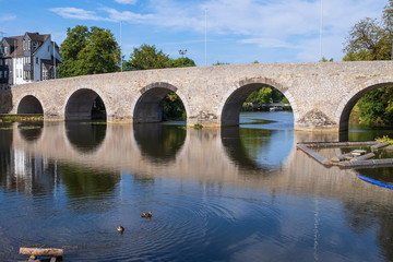 Fototapeta na wymiar Spiegelung der alten Lahnbrücke in Wetzlar