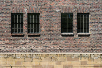 Klinkerfassade mit Gitterfenstern in Heilbronn