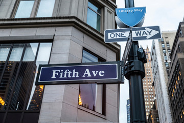 Sign of the 5th Avenue (Fifth Avenue) in Manhattan, New York City, USA