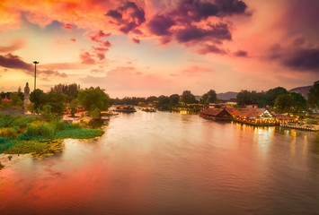 Obraz premium Sunset over Kwai river, Kanchanaburi, Thailand.