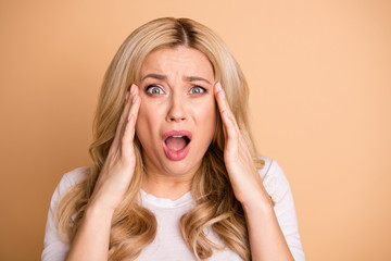 Close up photo amazing beautiful she her lady perfect ideal appearance look shocked open mouth unexpected epic fail oh no expression wear casual white t-shirt isolated beige pastel background