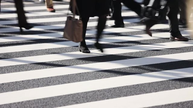 横断歩道を渡る人々　一眼レフ絞り開放撮影