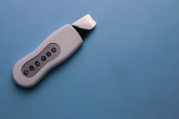 Device for ultrasound peeling on color background