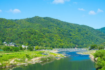 Fototapeta premium 京都 嵐山 初夏 緑と青空