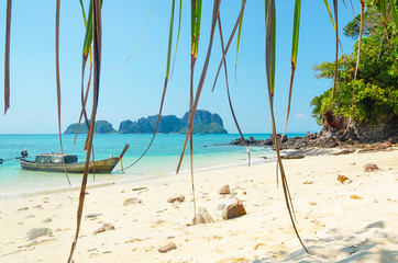 una long tail boat sulla spiaggia di phi phi island