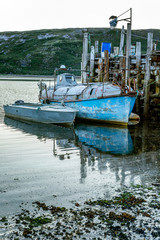 Obraz premium Old abandoned boat on the shore. Gloomy beautiful northern nature. Vertical.