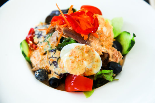 Salad with tuna and anchous.