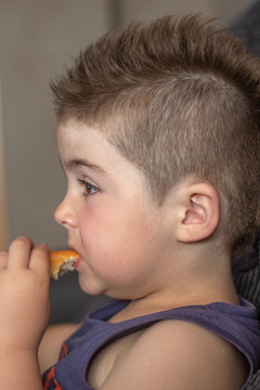 Retrato ni&ntilde;o comiendo pan peinado moderno