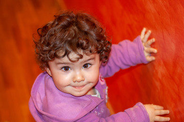 Retrato de niño apoyado en la pared