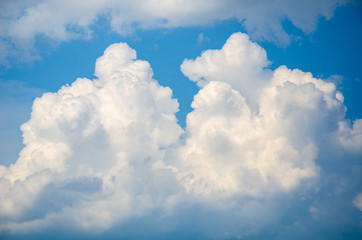 Obraz na płótnie Canvas Blue sky background with white cumulus clouds