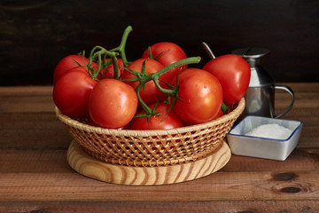 Cesta de mimbre con tomates frescos
