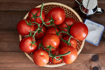 Cesta de mimbre con tomates frescos
