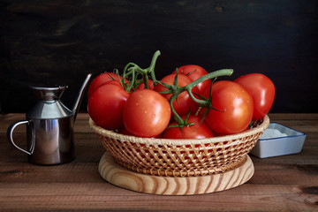Cesta de mimbre con tomates frescos