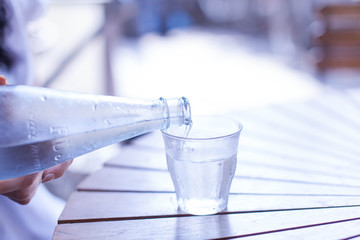 グラスと水