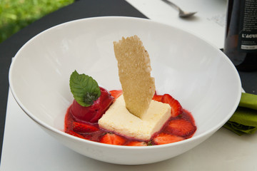 Bavarois de chocolat blanc à la fève tonka, fraises et sorbet framboise