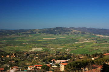 Fototapeta na wymiar Green fields and hills in Tuscany, Italy