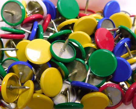 COLORED THUMBTACKS 