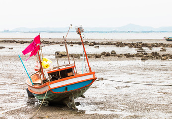Obraz premium Fishing boat landing on shallow water.