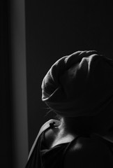 Frau von hinten mit Licht und Schatten