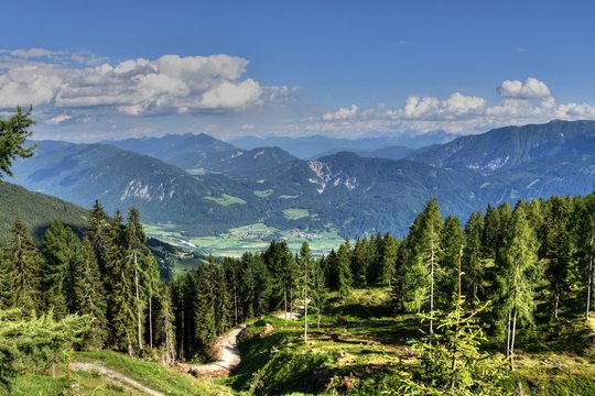 Emberger Alm, Alm, K&auml;rnten, Greifenburg, Spittal, Drau, Spittal an der Drau, Oberk&auml;rnten, Baumgrenze, Wei&szlig;ensee, Bergstra&szlig;e, Kurve, Kehre, Wald, Bergwald, Drautal, Wolken, Sommer, Baum, Gailtaler Alpe