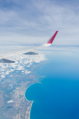 Obraz premium aircraft Wing on cloudscape and blue sky