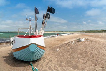Fischerboot am Strand von Klitmøller, Nordjütland, Dänemark