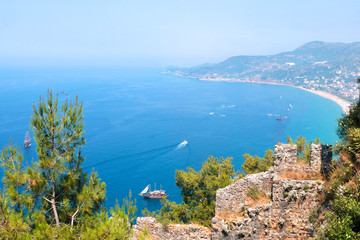 Obraz premium View of the fortress, the ruins on the Peninsula of Alanya, Turkey, Asia.Mediterranean sea, beautiful background. Famous tourist destination with high mountains. Part of an ancient Old castle.