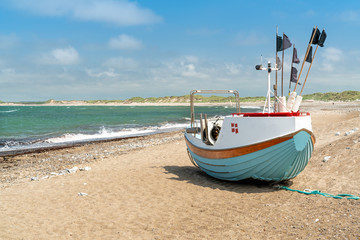 Fischerboot am Strand von Klitmøller, Nordjütland, Dänemark